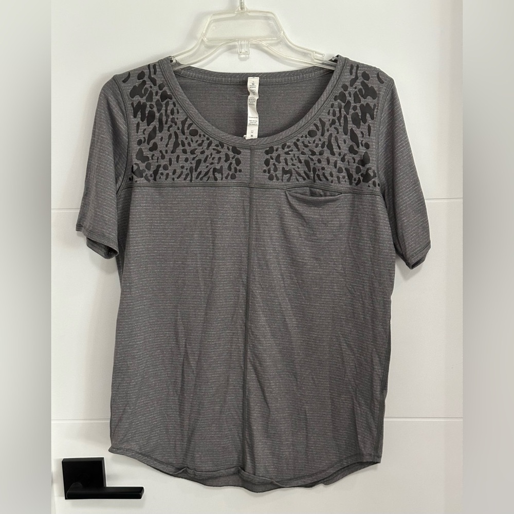 Lululemon: Short Sleeve Shirt- Size 6